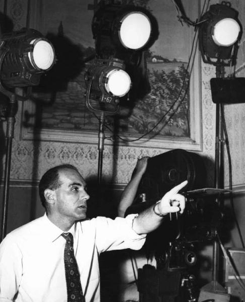 Set del film "La bella di Roma" - Regia Luigi Comencini - 1955 - Il regista Luigi Comencini