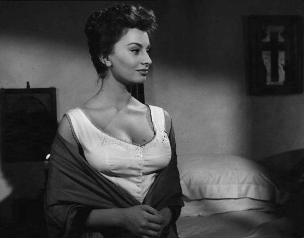 Scena del film "La bella mugnania" - Regia Mario Camerini - 1955 - L'attrice Sophia Loren