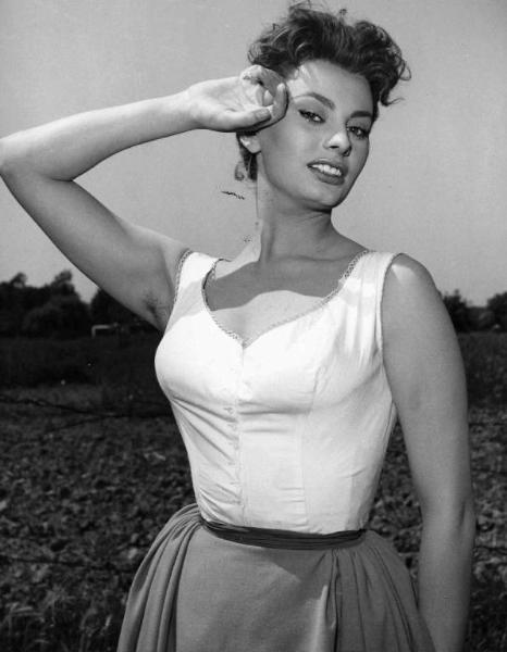 Scena del film "La bella mugnania" - Regia Mario Camerini - 1955 - L'attrice Sophia Loren