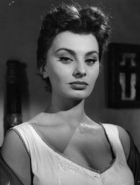 Scena del film "La bella mugnania" - Regia Mario Camerini - 1955 - Primo piano dell'attrice Sophia Loren