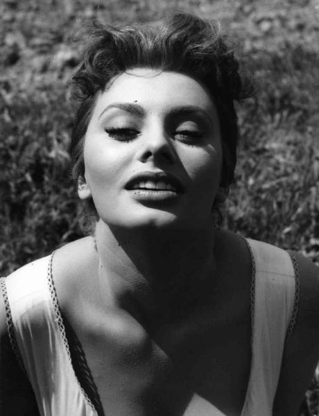 Scena del film "La bella mugnania" - Regia Mario Camerini - 1955 - Primo piano dell'attrice Sophia Loren