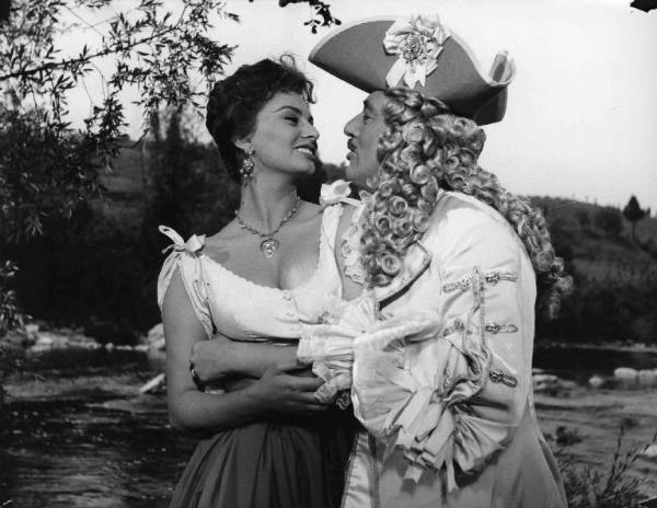 Scena del film "La bella mugnania" - Regia Mario Camerini - 1955 - Gli attori Sophia Loren e Vittorio De Sica