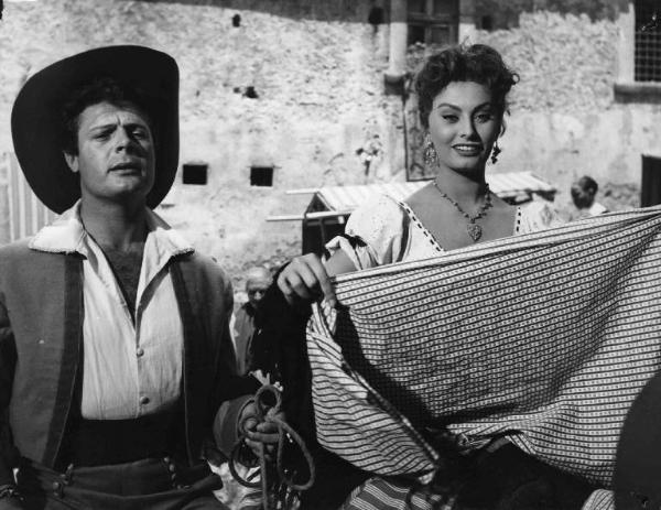 Scena del film "La bella mugnania" - Regia Mario Camerini - 1955 - Gli attori Marcello Mastroianni e Sophia Loren