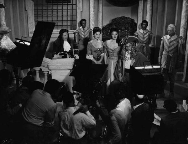 Set del film "La bella mugnania" - Regia Mario Camerini - 1955 - Gli attori Sophia Loren,Yvonne Sanson e Marcello Mastroianni e gli operatori della troupe