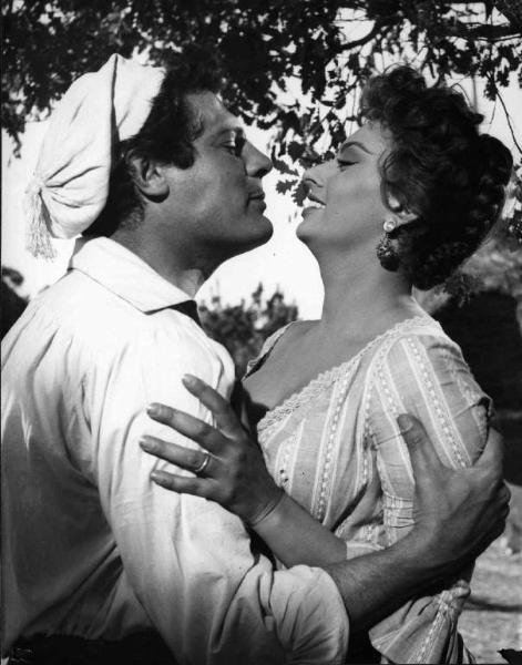 Scena del film "La bella mugnania" - Regia Mario Camerini - 1955 - Gli attori Marcello Mastroianni e Sophia Loren