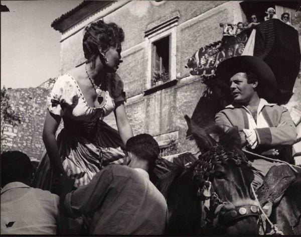 Set del film "La bella mugnania" - Regia Mario Camerini - 1955 - Gli attori Sophia Loren e Marcello Mastroianni a cavallo