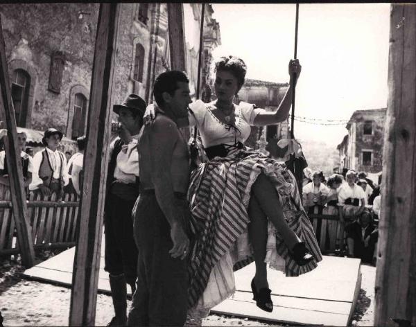 Set del film "La bella mugnania" - Regia Mario Camerini - 1955 - L'attrice Sophia Loren e un operatore