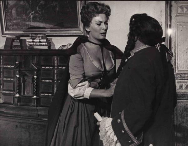 Scena del film "La bella mugnania" - Regia Mario Camerini - 1955 - L'attrice Sophia Loren e un attore non identificato