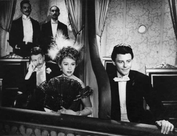 Scena del film "Le belle della notte" - Regia René Clair - 1952 - Gli attori Martine Carol e Gérard Philipe in un palchetto di un teatro