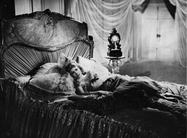 Scena del film "Le belle della notte" - Regia René Clair - 1952 - L'attrice Martine Carol a letto