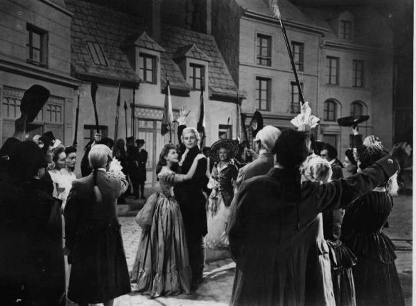 Scena del film "Le belle della notte" - Regia René Clair - 1952 - Gli attori Martine Carol e Gérard Philipe abbracciati per un ballo in piazza