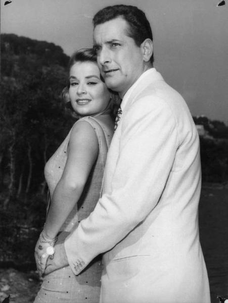 Scena del film "Belle ma povere" - Regia Dino Risi - 1957 - Gli attori Riccardo Garrone e un'attrice non identificata