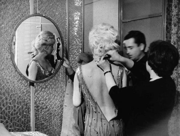 Set del film "La bellezza d'Ippolita" - Giancarlo Zagni - 1962 - L'attrice Gina Lollobrigida al trucco