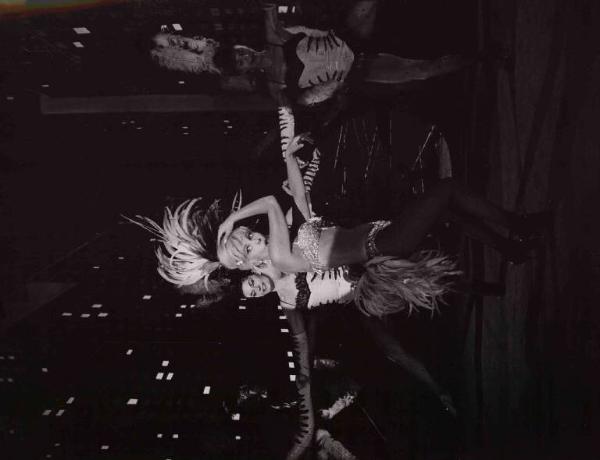 Scena del film "La bellezza d'Ippolita" - Giancarlo Zagni - 1962 - L'attrice Gina Lollobrigida in costume balla sul palcoscenico con altre ballerine