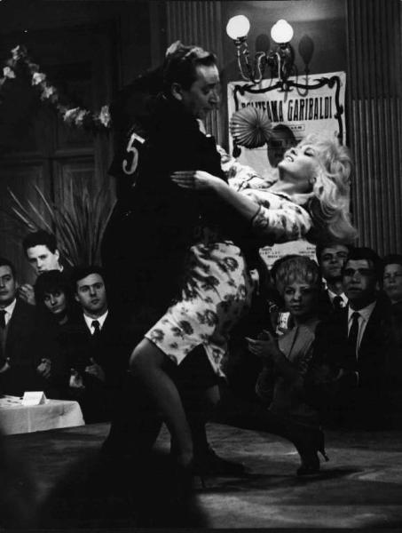 Scena del film "La bellezza d'Ippolita" - Giancarlo Zagni - 1962 - L'attrice Gina Lollobrigida balla con un attore non identificato