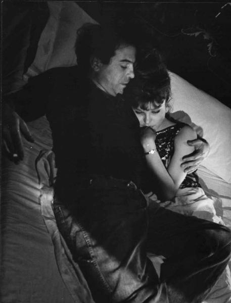 Scena del film "La bellezza d'Ippolita" - Giancarlo Zagni - 1962 - Gli attori Enrico Maria Salerno e Milva a letto