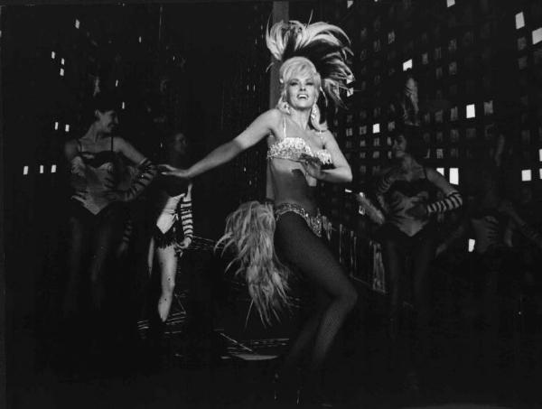 Scena del film "La bellezza d'Ippolita" - Giancarlo Zagni - 1962 - L'attrice Gina Lollobrigida in costume balla sul palcoscenico con altre ballerine