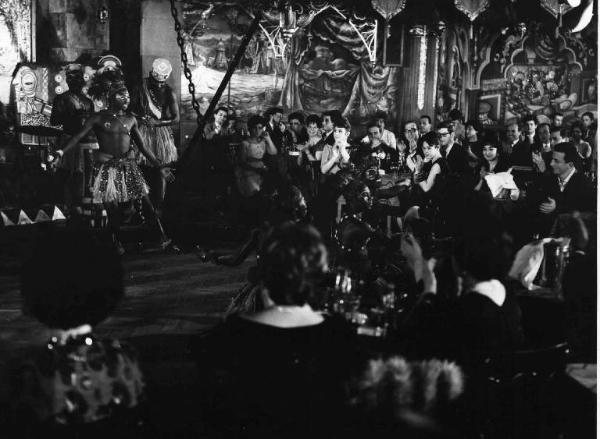 Scena del film "La bellezza d'Ippolita" - Giancarlo Zagni - 1962 - Spettatori ai tavolini di un locale assistono a uno spettacolo