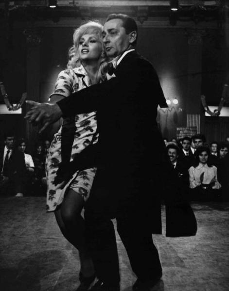 Scena del film "La bellezza d'Ippolita" - Giancarlo Zagni - 1962 - L'attrice Gina Lollobrigida balla con un attore non identificato