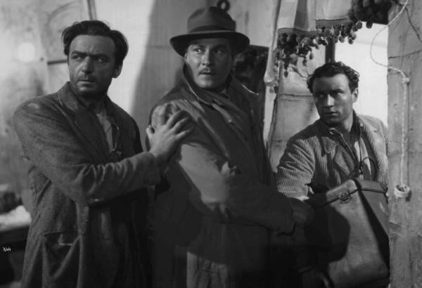 Scena del film "Bengasi" - Augusto Genina - 1942 - Gli attori Fosco Giachetti, Amedeo Nazzari e un attore non identificato