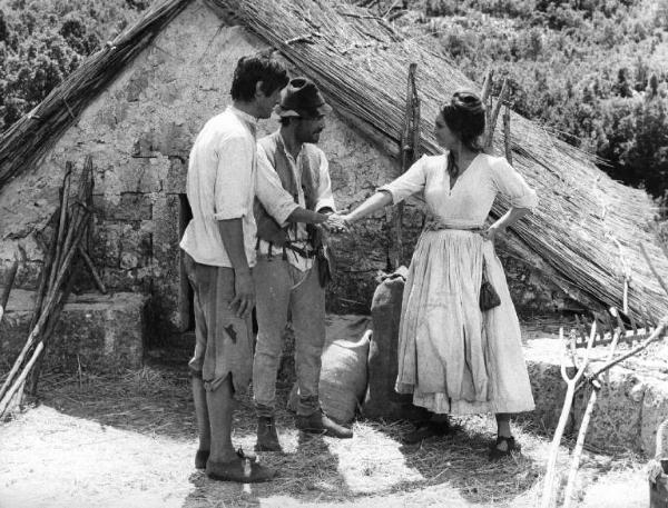 Scena del film "La Betìa" - Gianfranco De Bosio - 1971 - Gli attori Nino Manfredi, Rosanna Schiaffino e un attore non identificato