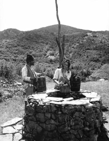 Scena del film "La Betìa" - Gianfranco De Bosio - 1971 - Gli attori Nino Manfredi e Rosanna Schiaffino al pozzo