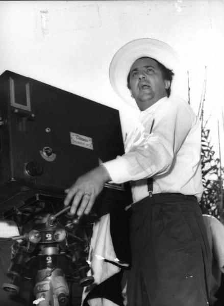 Set del film "Il bidone" - Federico Fellini - 1955 - Il regista Federico Fellini dietro la macchina da presa