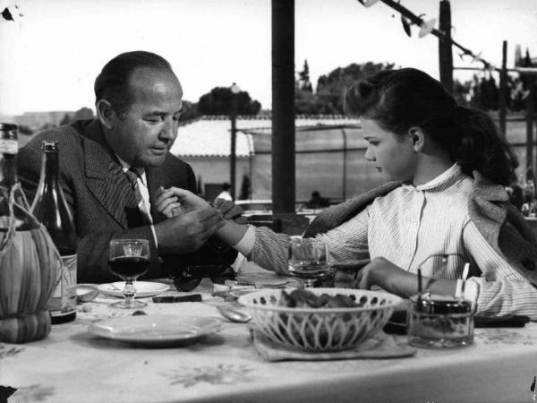 Scena del film "Il bidone" - Federico Fellini - 1955 - Gli attori Broderick Crawford e Lorella De Luca a tavola