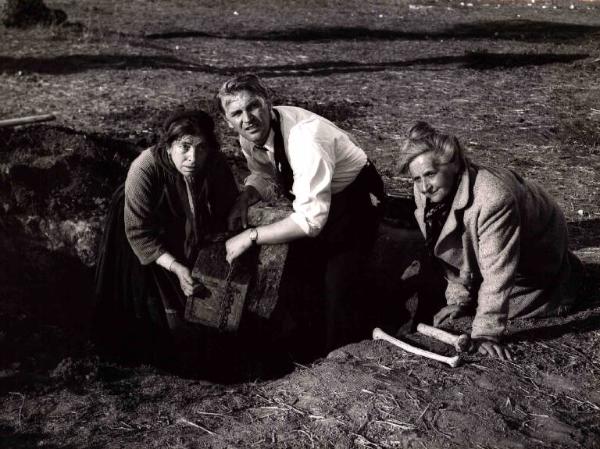 Scena del film "Il bidone" - Federico Fellini - 1955 - L'attore Franco Fabrizi e due attrici non identificate che scavano una buca