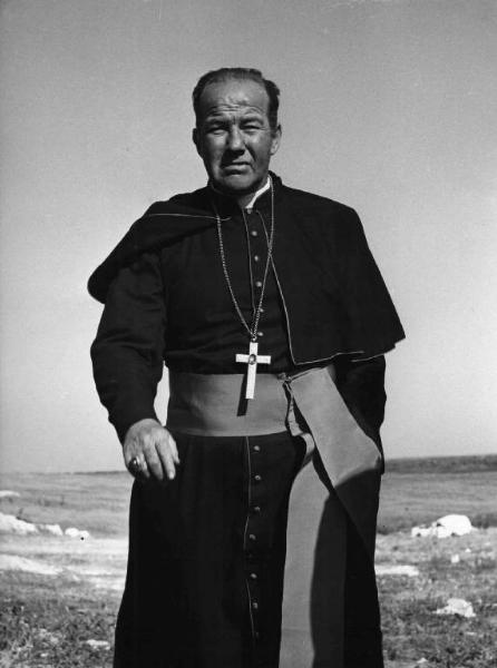 Scena del film "Il bidone" - Federico Fellini - 1955 - L'attore Broderick Crawford vestito da prete