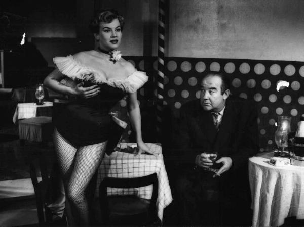 Scena del film "Il bidone" - Federico Fellini - 1955 - L'attore Broderick Crawford e un'attrice non identificata