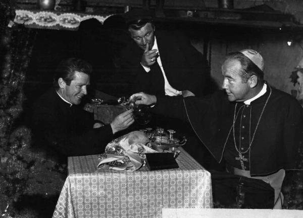 Scena del film "Il bidone" - Federico Fellini - 1955 - Gli attori Franco Fabrizi, Richard Basehart e Broderick Crawford vestiti da prete