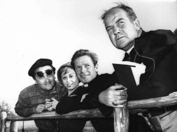 Set del film "Il bidone" - Federico Fellini - 1955 - Il regista Federico Fellini e gli attori Broderick Crawford, Richard Basehart e Giulietta Masina