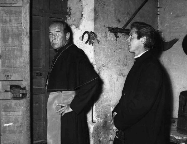 Scena del film "Il bidone" - Federico Fellini - 1955 - Gli attori Richard Basehart e Broderick Crawford vestiti da prete