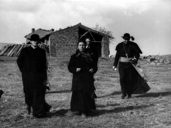 Scena del film "Il bidone" - Federico Fellini - 1955 - Gli attori Franco Fabrizi, Richard Basehart e Broderick Crawford vestiti da prete e un'attrice non identificata