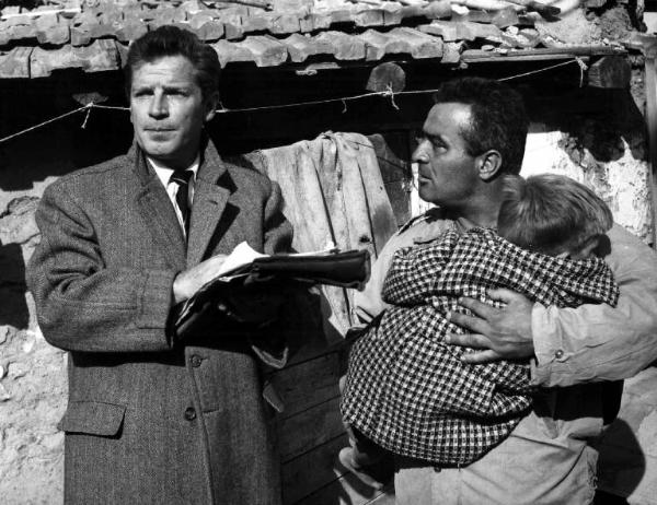 Scena del film "Il bidone" - Federico Fellini - 1955 - L'attore Richard Basehart e un attore non identificato con un bambino in braccio