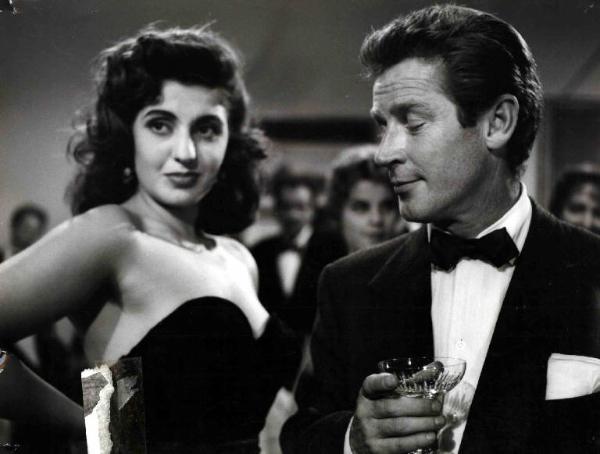 Scena del film "Il bidone" - Federico Fellini - 1955 - L'attore Richard Basehart e un'attrice non identificata