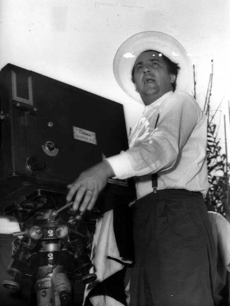 Set del film "Il bidone" - Federico Fellini - 1955 - Il regista Federico Fellini dietro la macchina da presa