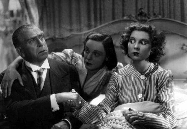Scena del film "Il birichino di papà" - Raffaello Matarazzo - 1942 - Gli attori Armando Falconi, Chiaretta Gelli e un'attrice non identificata