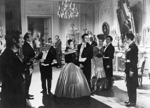 Scena del film "La Bohème" - Marcel L'Herbier - 1942 - Gli attori Maria Denis e Louis Jourdan al centro del salone
