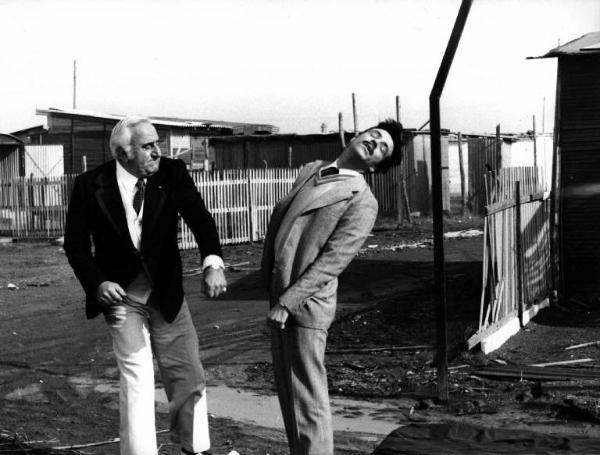 Scena del film "Le braghe del padrone" - Flavio Mogherini - 1978 - L'attore Adolfo Celi tira un pugno a un attore non identificato