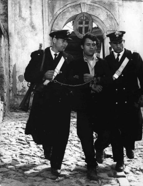 Scena del film "Il brigante" - Renato Castellani - 1960 - Un attore non identificato tra due carabinieri