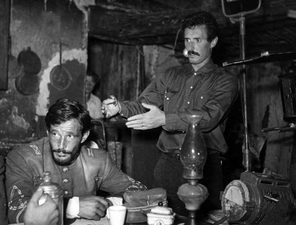 Set del film "Il brigante di Tacca del Lupo" - Pietro Germi - 1952 - Il regista Pietro Germi e un attore non identificato