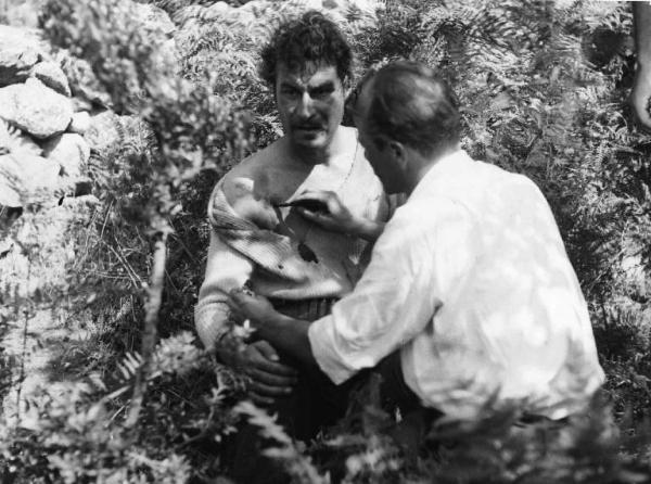 Set del film "Il brigante musolino" - Mario Camerini - 1950 - L'attore Amedeo Nazzari e un operatore