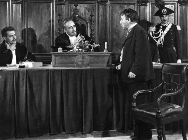 Scena del film "Il brigante musolino" - Mario Camerini - 1950 - Gli attori Paolo Ferrara, presidente del tribunale, e Umberto Spadaro