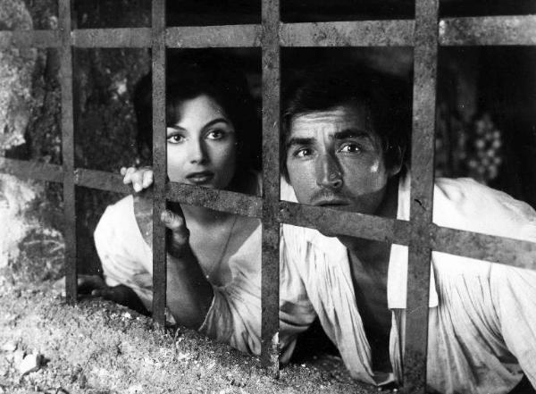 Scena del film "I briganti i taliani" - Mario Camerini - 1961 - Gli attori Rosanna Schiaffino e Vittorio Gassman dietro le sbarre