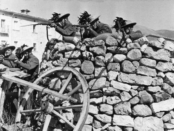 Scena del film "I briganti i taliani" - Mario Camerini - 1961 - Attori non identificati in divisa da bersagliere impugnano delle baionette