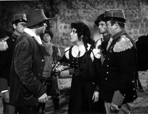 Scena del film "I briganti i taliani" - Mario Camerini - 1961 - L'attore Bernard Blier in divisa militare e attori non identificati