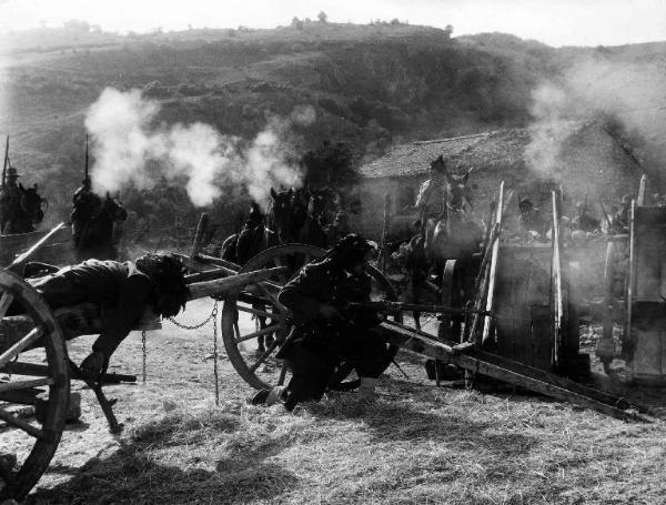 Scena del film "I briganti i taliani" - Mario Camerini - 1961 - Bersaglieri in battaglia armati di baionette