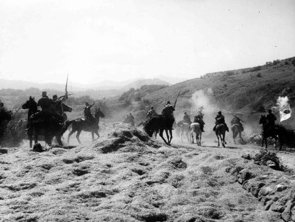 Scena del film "I briganti i taliani" - Mario Camerini - 1961 - Briganti in battaglia armati di fucili